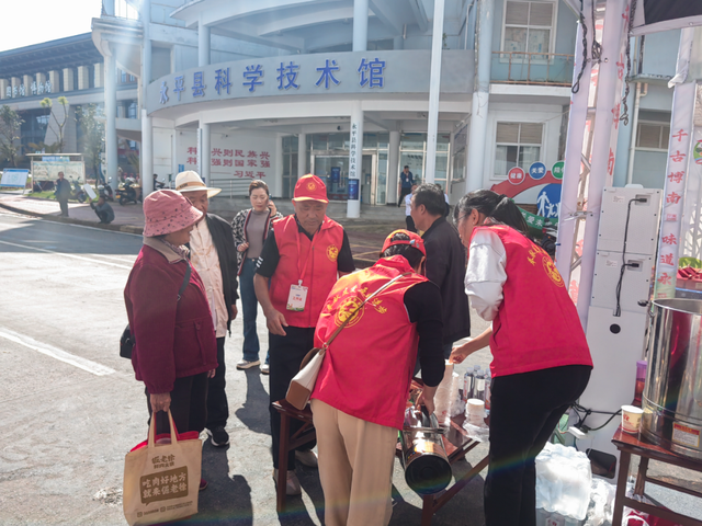 “志愿博南红”点亮2025云南·大理永平第十届博南文化节暨黄焖鸡美食节