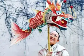 向恩施竹匠爷爷请教竹条制作技巧 小学生花16天做出精巧龙灯图片