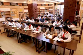 四川广安：大手牵小手 书香润童心图片