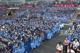 同学们潇洒演绎经典歌曲《当》“这歌比大部分毕业生年纪还大”图片