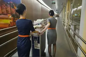 暴雨导致航班延误，他们把餐车推进候机楼……图片