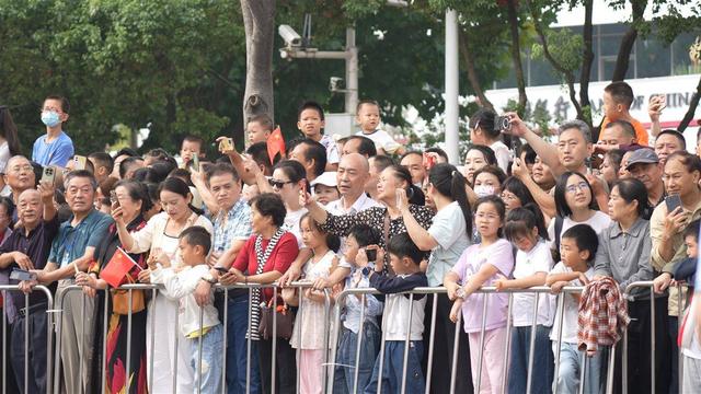 “比过年还热闹！”武汉花车巡游吸引十万游客见证“河山锦绣”