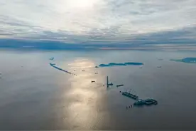 杭州湾跨海铁路桥首个航道桥主塔承台施工完成图片