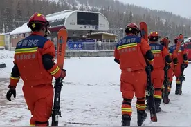 雪季来临 新疆富蕴县消防员积极开展雪场救援训练图片