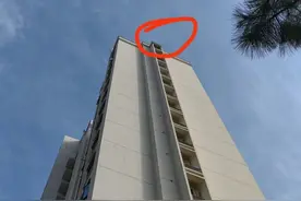 惊险！17层楼外，保安大叔舍命“守护”轻生男子图片