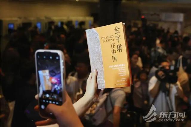 太火爆了吧！上海这里深夜突然排起长队，很多人通宵不睡都要去！