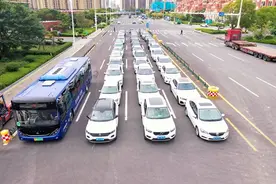 公交车私家车大比拼，绿色出行用“数”说话图片