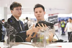 “无人航空母机”、新一代地空导弹武器系统……众多国产先进武器齐亮相航展图片