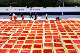 操场上晒满锦旗？网友：明明是巨型创可贴图片