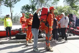 外骨骼机器人亮相防灾减灾日活动现场，能分解七成负重图片