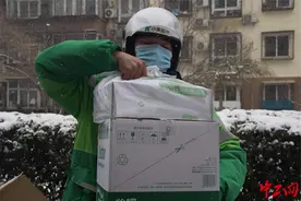 风雪中跟着小哥送外卖，带你体验爆单后的节奏图片