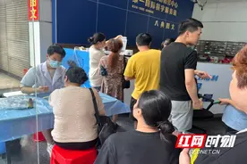 集中办理健康证，严把食品安全关图片