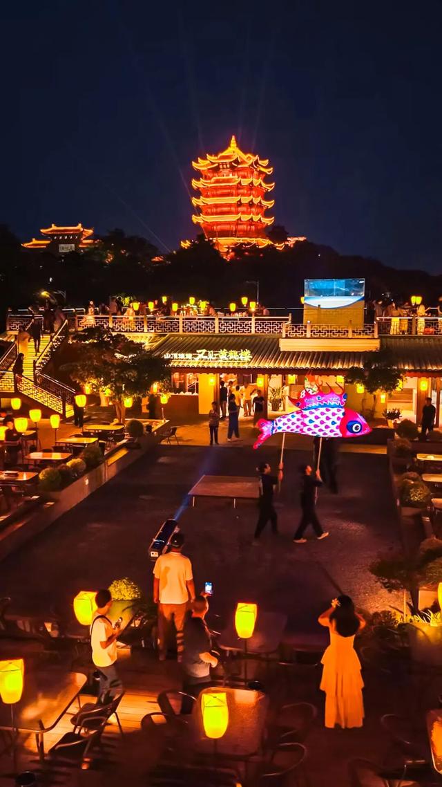 武汉人太会了！烧烤店抬头就是黄鹤楼