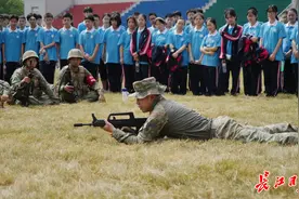 “我摸到了真枪”！武汉600余名中小学生走进海工大体验军营生活图片