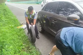 轿车高速爆胎后“硬开”  民警及时劝阻助脱困图片
