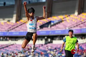 杭州亚残运会田径男子跳远T11决赛，中国选手邸东东夺冠，叶涛银牌图片