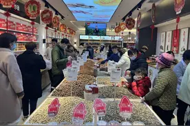 薛记炒货年货礼盒热销，匠心品质赢得市场青睐图片