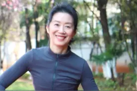 云南63岁阿姨热爱“撸铁”出圈 坚持运动8年保持苗条身材图片