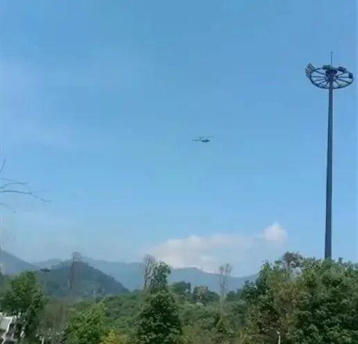 命悬一线！滑翔伞坠崖，消防员飞索救援