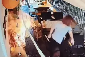 一女子点燃火锅店芦苇装饰后逃离！网友：必须严惩！图片
