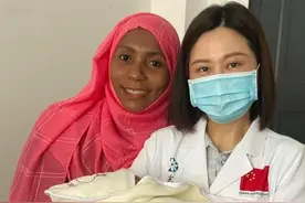 援非医生救人后，当地医患为她歌唱《生日歌》图片