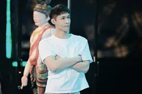 张艺兴首次主演音乐话剧，坦言“比开演唱会紧张多了！”图片