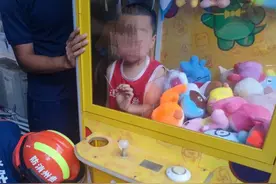 憋住，不许笑！消防员在娃娃机里“抓”了个真娃娃！图片