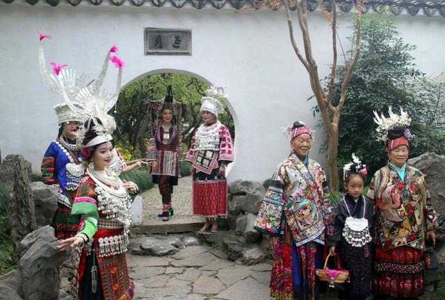 江苏苏州：贵州游客穿民族服饰游怡园，成为靓丽风景线