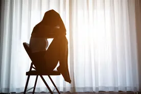 25岁女孩反复流鼻血，不幸确诊致命疾病图片