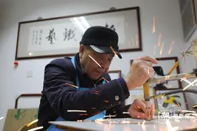 以铁铸画！铁皮敲出“八种空手道招式”图片