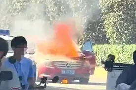 火势猛烈！武汉雄楚大道一辆奔驰车突然起火，车主紧急下车图片