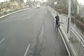 耐心等候赶车乘客，公交司机暖心举动折射城市文明图片