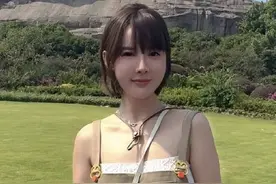 杨鸣思思冲上热搜第4 网友曝后者身份：45岁离异带娃 两人已同居图片