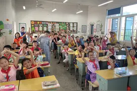 可爱！班主任怀孕后小学生集体签爱的保证书：尽量不惹您生气，做个乖孩子图片