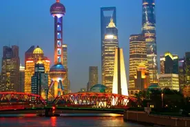 街头直播，40分钟搭讪七八位女孩，专家：原地报警！| 魔都故事眼图片