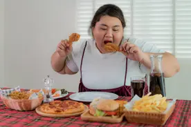 33岁女子狂吐不止，只能靠鼻子“吃饭”，竟是胃瘫了图片