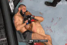 李景亮憾落败奇马耶夫！首回合遭裸绞，挺至最后一刻不放弃图片