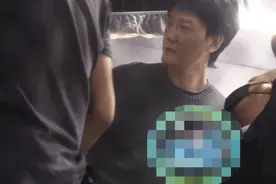 43岁冯绍峰素颜出镜做造型 五官英俊立体帅气依旧图片