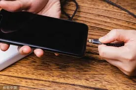 手机充电总要充到100%？充电时先插手机还是充电器？图片