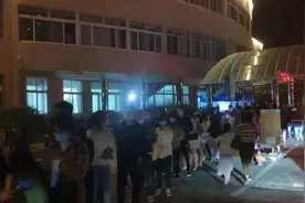 排队近一小时，上海仁和医院核酸检测队伍已绕院区过半圈