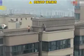 危险！湖北两男孩在22层楼顶间立定跳远，物业：楼顶门锁被砸，已换新锁图片
