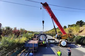 河北秦皇岛高速路重型车相撞致22吨有毒液氯险泄漏 消防员紧急处置图片
