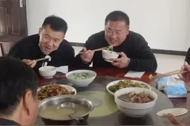 85岁老人夜里卖菜，供电员工这一做法太暖心图片