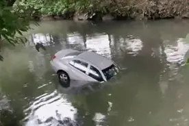 懵！南海女子就离开一会儿，回来发现爱车自己“跳”了河……图片