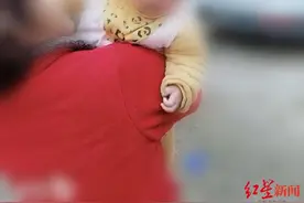 生父给5万元抱走出生15天的女婴 生母疑孩子被卖并报警 警方：系争夺抚养权纠纷图片