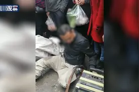 断腿居然“长”出来 市民火眼金睛识破假乞丐图片