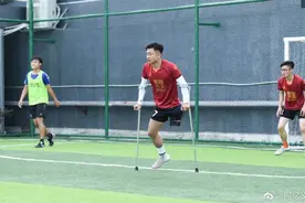 独腿小伙射门视频火了！但他的故事不止于此…图片