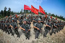 从“枪王”到“钢钉连长”，揭秘英雄部队连长的“进化论”图片