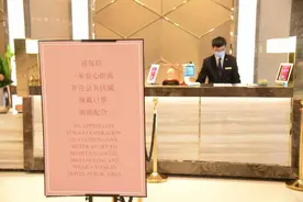 在高跟鞋上挑战服务极限！VIP服务团队展现酒店人的高素质图片
