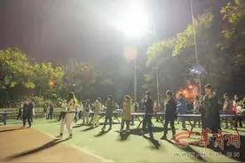 跟奶奶跳广场舞的女孩上大学了 在西北大学带着同学跳《酒醉的蝴蝶》图片